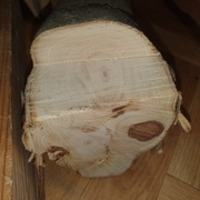 Découpe en bois de bout plus difficile avec la bûche bridée avec les moyens du bord