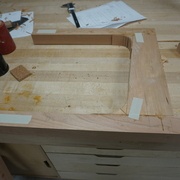 Les pattes et le tablier assemblés et découpés à la scie à ruban.