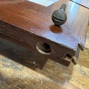 Assemblage de l'abattant avec des vis, de l'ébénisterie d'art !