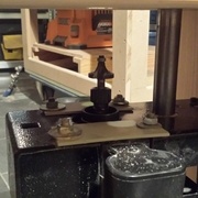 Au plus bas pour changement de fraise, je dois retravailler la pièce de bois qui coince sur la base du châssis