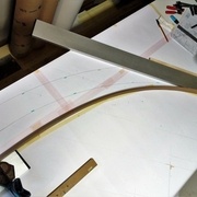 Dessous main courante à 110 mm du dessus du verre et à 20 mm du poteau pour les pinces de fixation