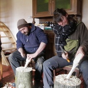 Édouard, Antoine et Juliette en train de dégrossir leurs cuillères.