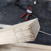 Traçage des tenons. Usinage à la radiale car les pièces sont courtes et je n'ai pas de table à tenonner.