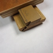 Encoche pour déduire directement le trait de scie.