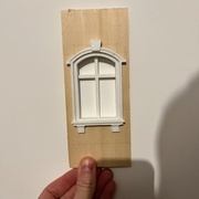 Emboitement parfait, qui permet de cacher au passage les irrégularités de la découpe à la scie à chantourner.