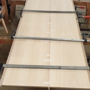 Panneau plaqué en train d'être alaisé (ici bâti, séparation médiane et étagères)