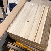 Usinage en cours. On note la feuillure dans le guide à gauche, et une erreur de décalage sur la dernière passe!