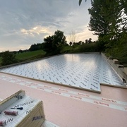 60mm de PU collé sur le pare-vapeur et recouvert par un voile d’EPDM. La pluie ne tombe plus sur mes machines !