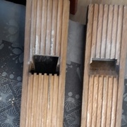 On voit des traces blanches sur la partie supérieur de la photo. Peut-être de la craie pour faciliter le glissement ?