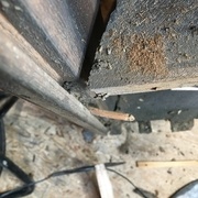 Cheville entre montant et côtés.