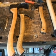 Les petites et la herminette