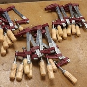 Serre-joints à vis et à 1 main