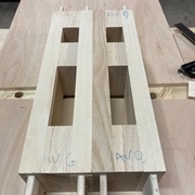 Les montants latéraux finis, c’est du rigide