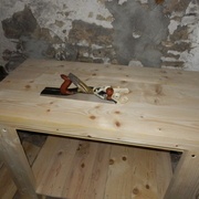 Un coup de varlope sur les jointures du plateau pour qu'elles soient parfaitement raccord