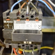 Détail du module des fusibles, avec piquage des phases pour le boitier de l'entraineur