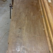 feuillure également sous le dessous du panneau pour être à niveau avec les pieds du piano