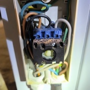 inter général, à gauche, arrivée du triphasé, à droite départ vers un socle