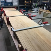 Quelques domino's, de la colle vinylique et un bon serrage.