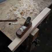 Finition au rabot, j'ai parfois dû utiliser le racloir pour les zones plus difficiles.