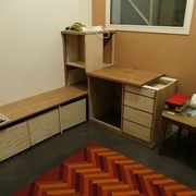 Les 2 morceaux du plateau en sapelli sont aboutés avec de la quincaillerie et une fausse languette.