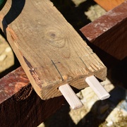 Des dominos renforcent les jonctions des lambourdes. A la réflexion, on aurait tout aussi bien pu gâcher un peu de bois pour faire toutes les jonctions au dessus des poutres.