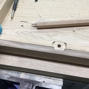 Petit travail au ciseau à bois pour intégrer la petite traverse et tourillon de renfort