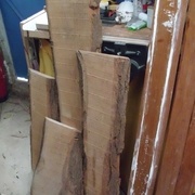 une planche de frêne et une étagère en chêne prête pour le délignage