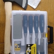 Mes premiers outils pour travailler le bois : une hachette et un lot de quatre ciseaux Stanley.