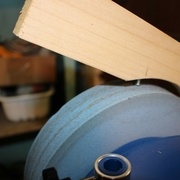 Repérage sur la meule de l'angle de coupe avec le supporte de l'outil