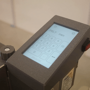 Butée de mesure digitale Pedante allumée, avec une longueur de 295,7 mm affichée sur l’écran tactile.