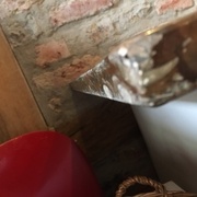 un coin abimé de 2-3 mm de mauvaises manips on devine que le profil est bombé et les arrètes cassées mais en gros, rectiligne et 90°