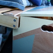 Encastrement arrière du lit (au niveau du coffre et de la boite de rangement du matériel)