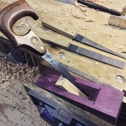 Utilisation d'une cale pour bien guider la scie