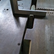 Elevez la table de sortie de degau pour quelle affleure la table de scie
