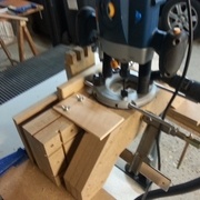 Les éléments des piétements sont assemblés avec des faux tenons, à l'aide d'un gabarit bien connu.