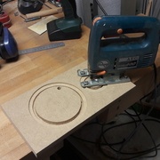 une fois les cercles decoupés à mi-profondeur, on degrossi à la scie sauteuse.