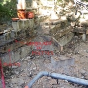 Pourrissement avancé des bois en contact avec la terre.