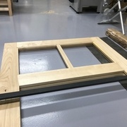 Traverse intermédiaire rainurée