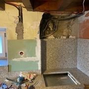 le renfoncement et le retrait par rapport au plan de travail de l'évier