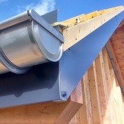 Les rives en bandeaux sont prétégés avec des pliages en tôle laqué de même couleur que les menuiseries, pour limiter l'entretien