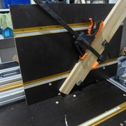 Défoncage incliné. La planche verticale coulisse sur le profilé alu.