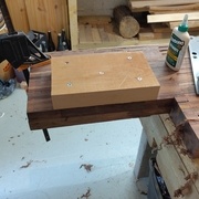 Fixation d'une chute sous le plateau en surépaisseur