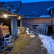 Pendant la pose du bardage sur la maison, un peu encombré le garage !