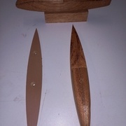 Les flotteurs sont découpés, formés à la défonceuse à partir de gabarits découpés à la CN puis sculptés