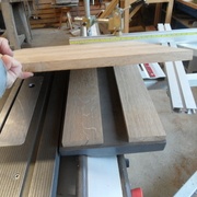 Placement de cales sous le panneau à usiner