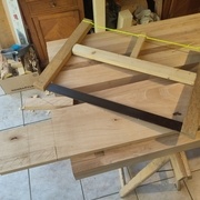 Découpage des tenons en cours.