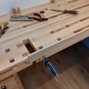 Positionné et serré contre la retombée en façade