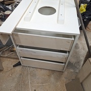 Tiroirs installés (la pièce en L posée est la traverse)