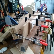 Collage également des assises