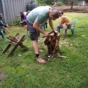 Pendant qu'Adrien continue le billot.